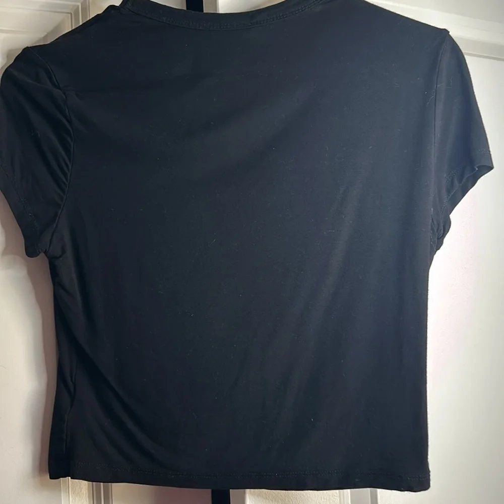 Basic black cropped tee - Picture 2 of 2